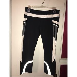 Lululemon Run Inspire Crop (Size 8) Black & White